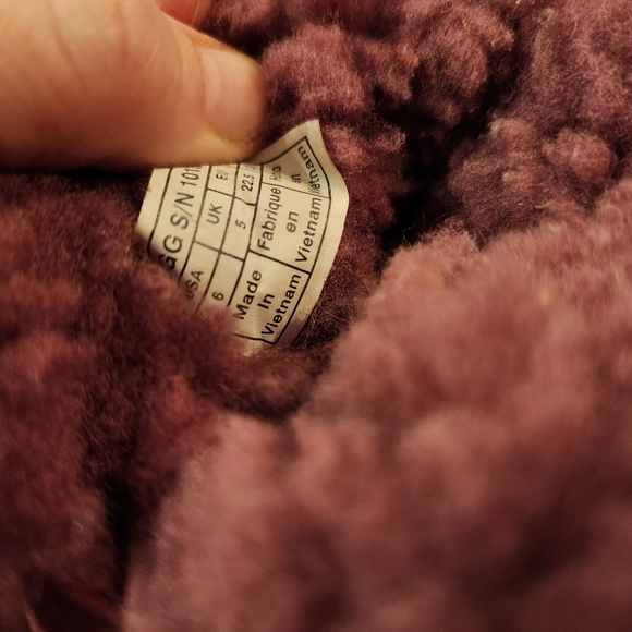 Burgundy size 6 toddler uggs bow on Back - Picture 3 of 3